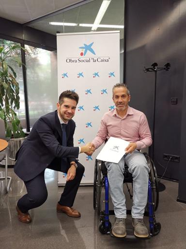 Angel de Propios posa con un representante de CaixaBank