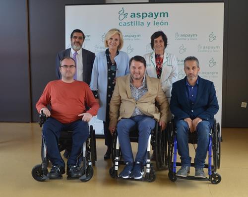 Verónica Casado posa con miembros de ASPAYM Castilla y León