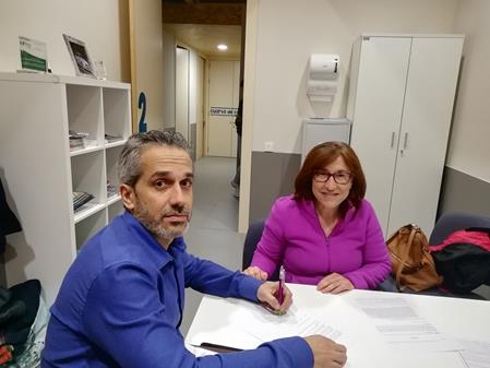 Ángel de propios firma el convenio con la representante del colegio de trabajo social de Ávila