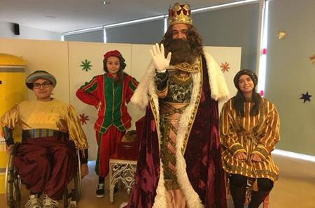 El Rey Mago Gaspar y sus pajes saludan a la cámara