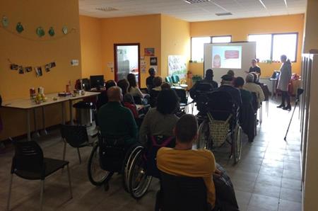 Participantes de la jornada atienden a la explicación