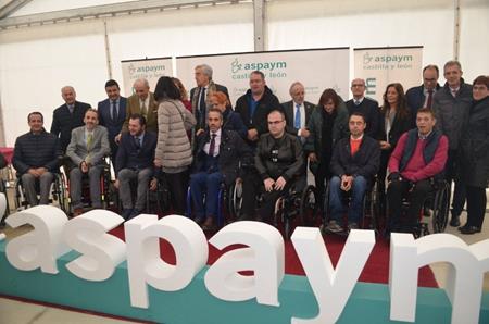 Posado de asistentes a la inauguración del centro