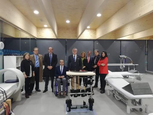 Miembros de ASPAYM y del Club Rotary posan en la sede de Ávila con el Bipedestador