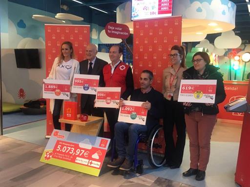 Representantes de las entidades beneficiarias recogen sus cheques en Rio Shopping