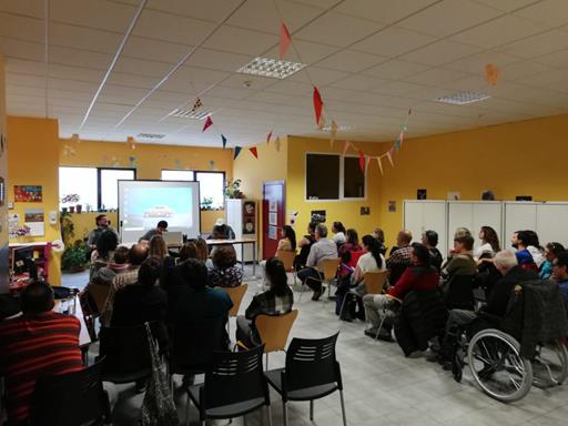 Asistentes disfrutan de la conferencia 7 lagos 7 vidas en la sede de ASPAYM Castilla y León en Burgos