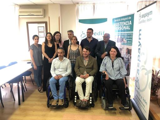 Personal de Predif y ASPAYM posan en el curso de Asistencia Personal