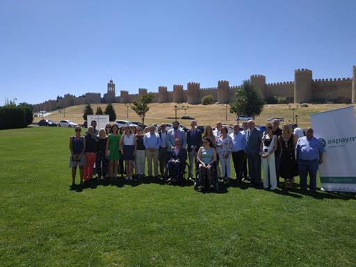 Autoridades posan frente a las murallas de Ávila en la presentación del campamento