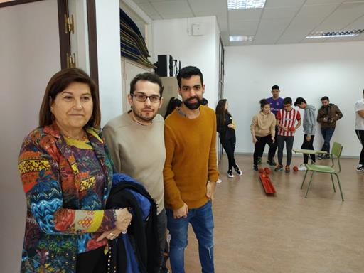 Técnicos de ASPAYM Juventud posan con la concejala Victoria Soto