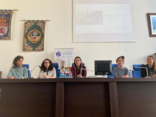 Ponente de la jornada sentados en la mesa principal