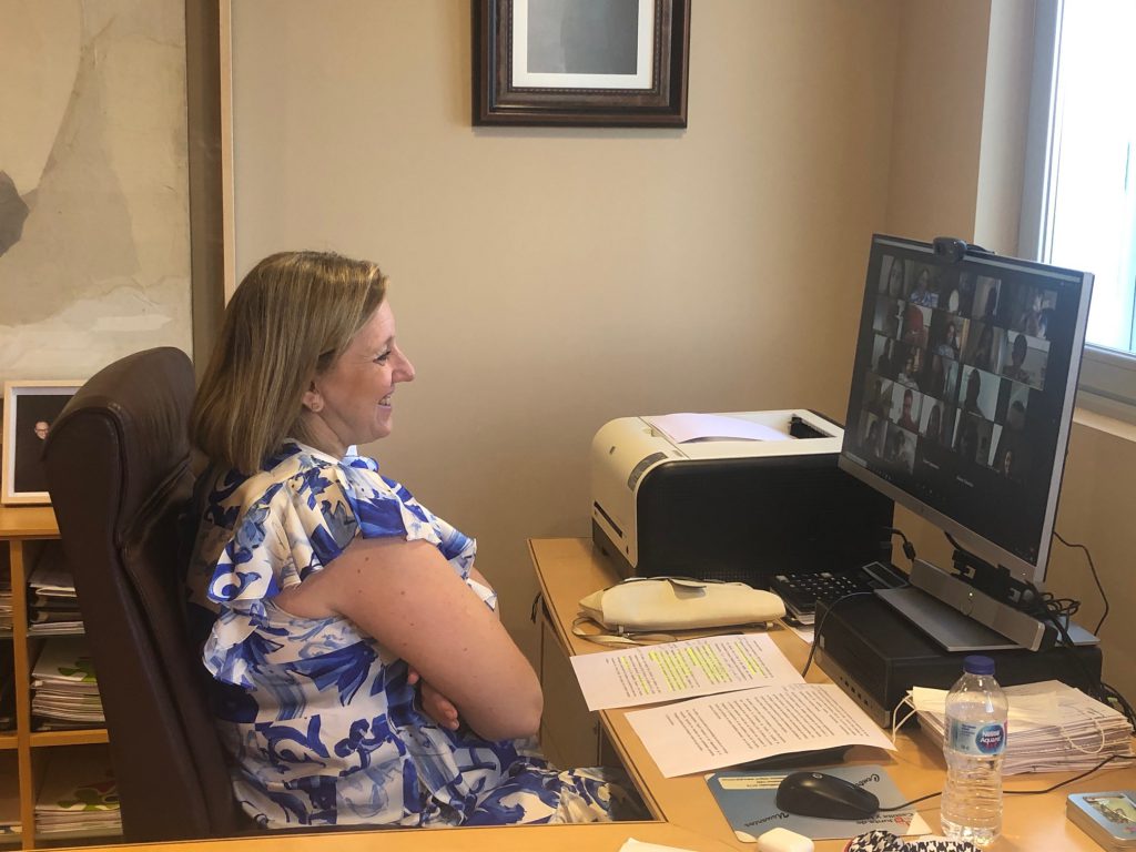 Isabel Blanco, consejera de familia de la Junta de Castilla y león, frente a su ordenador durante la inauguración del encuentro, viendo a los participantes en su pantalla. 