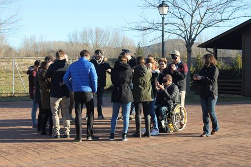 Jovenes europeos realizando una actividad en el Bosque de los Sueños durante el encuentro