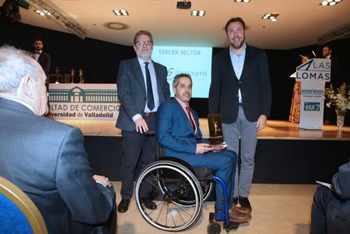 Ángel de Propios y Julio Herrero recogiendo el premio 