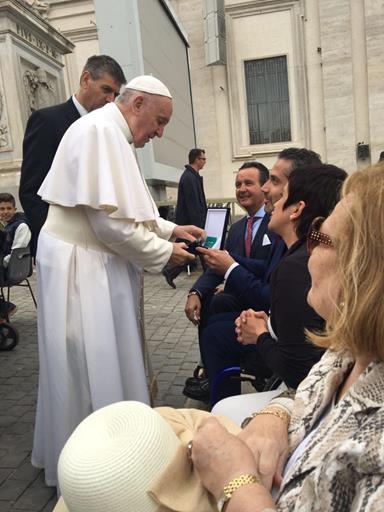 Ángel de Propios entrega la vieira al Papa Francisco 