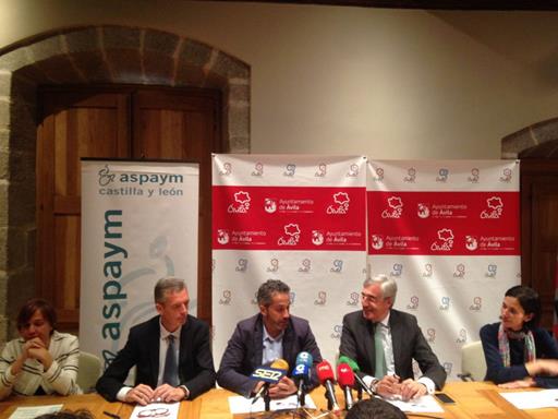 Ángel de propios presenta las actividades del aniversario de ASPAYM en Ávila con otras autoridades