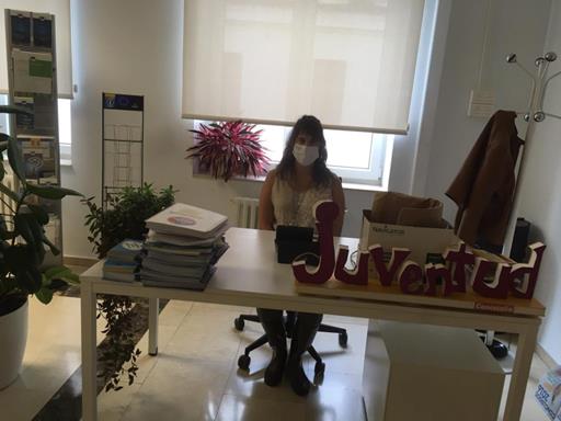 Fotografía de Lara en su puesto de trabajo