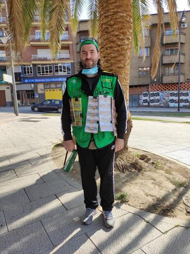 Luis posando en su puesto de trabajo