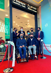 Autoridades a la entrada del punto de información que ASPAYM CYL y PREDIF CYL han inaugurado en Vallsur