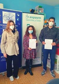 Representantes de ASPAYM CYL y Mundo Azul Palencia en la firma del convenio