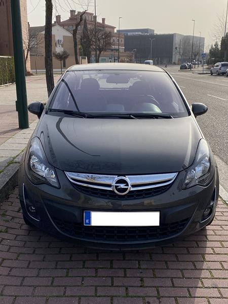 opel corsa visto de frente sin matrícula