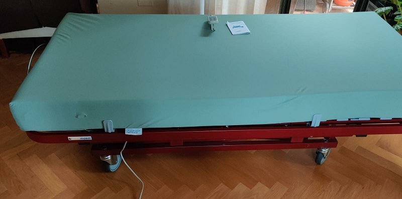 vista lateral de la cama con colchón