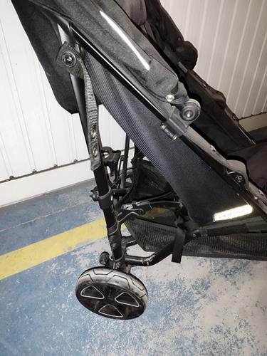 Diferentes vistas de la silla de paraguas en venta