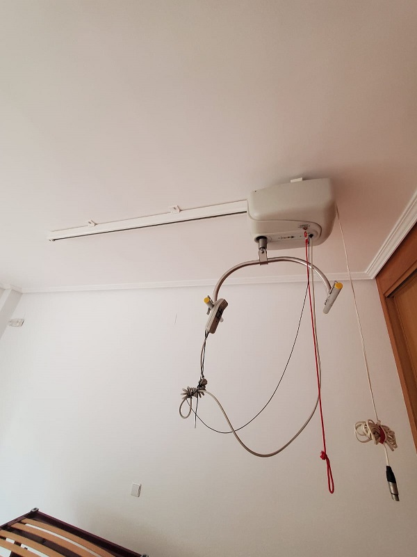 Distintas vistas de la grúa y la cama en venta