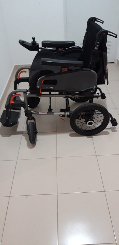 Distintas vistas de la silla de ruedas eléctrica en venta