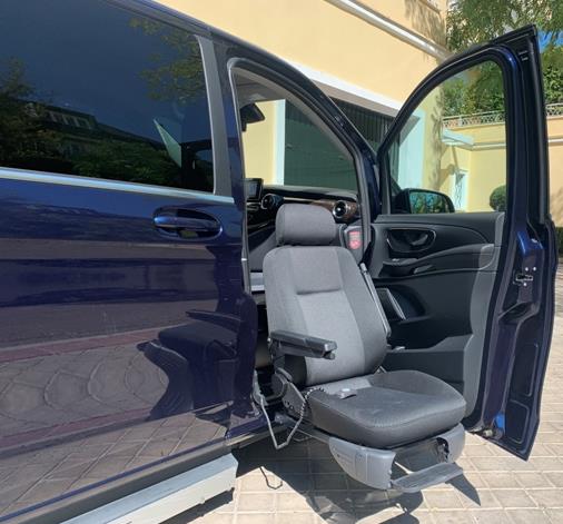 Foto puerta abierta y asiento