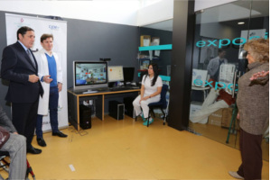 Fotografía en la sala del CIDIF, con algunos de sus trabajadores