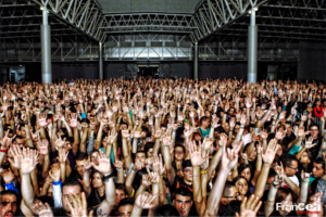 Multitud de personas en un concierto
