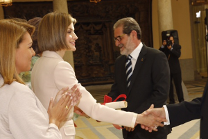 Foto del director de ASPAYM saludando a la reina