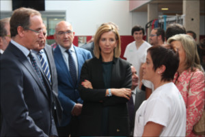 Fotografía de las autoridades con personal de ASPAYM en la inauguración