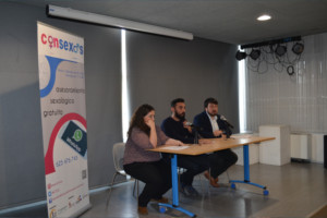 Fotografía de 3 ponentes en la presentación