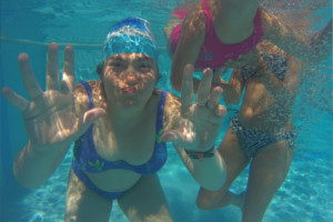 Niños buceando en una piscian