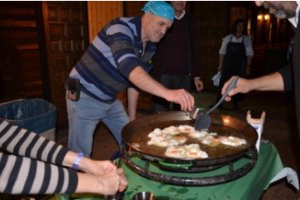 Cocinando huevos fritos en parrilla grande