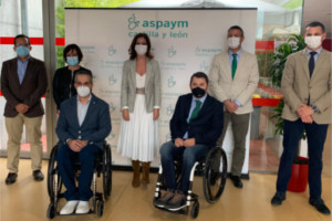 Fotografía de la consejera con dirigentes de ASPAYM CYL