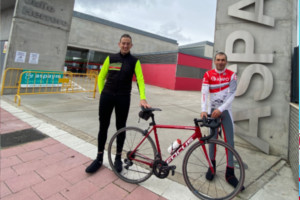 Guillermo y Agustín en la puerta de ASPAYMCYL