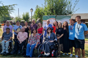 Autoridades y junta directiva de ASPAYM CyL posan durante la inauguración del campamento