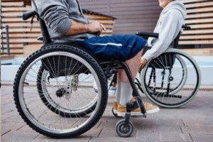 Dos sillas de ruedas enfrentadas