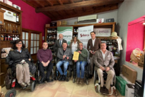 Presidente de CERMI, junta directiva de ASPAYM Castilla y León y presidente de la Diputación en la tienda de Matapozuelos de Saborea Castilla y León