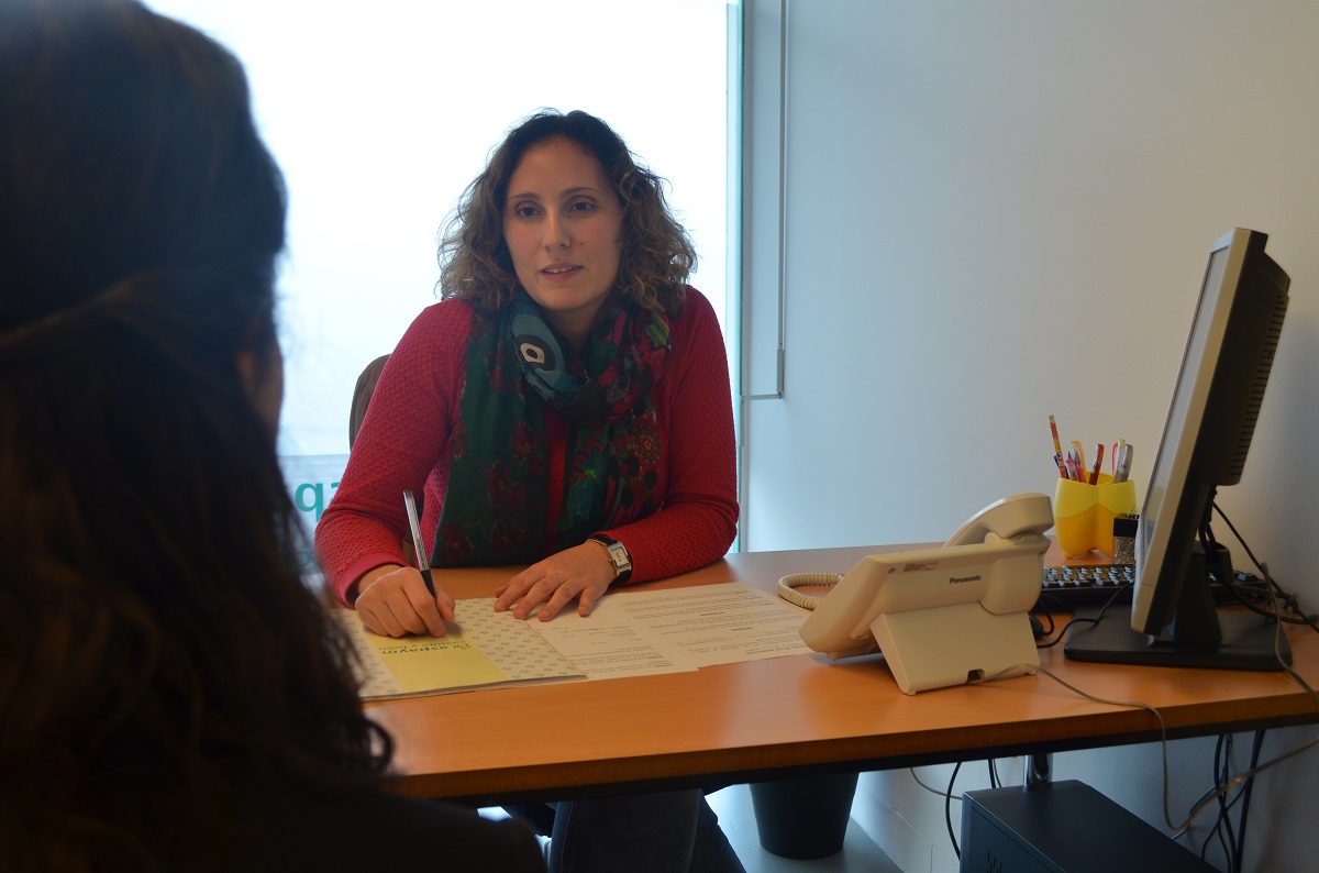 Fotografía de una trabajadora de ASPAYM en Palencia asesorando a un cliente