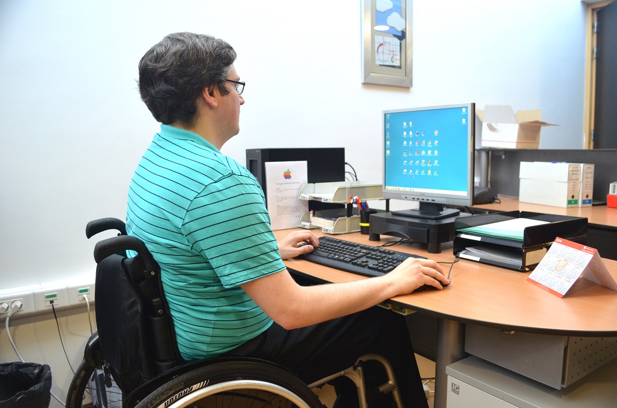 Persona con discapacidad en su puesto de trabajo