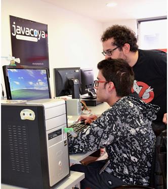 Persona en silla de ruedas en el trabajo