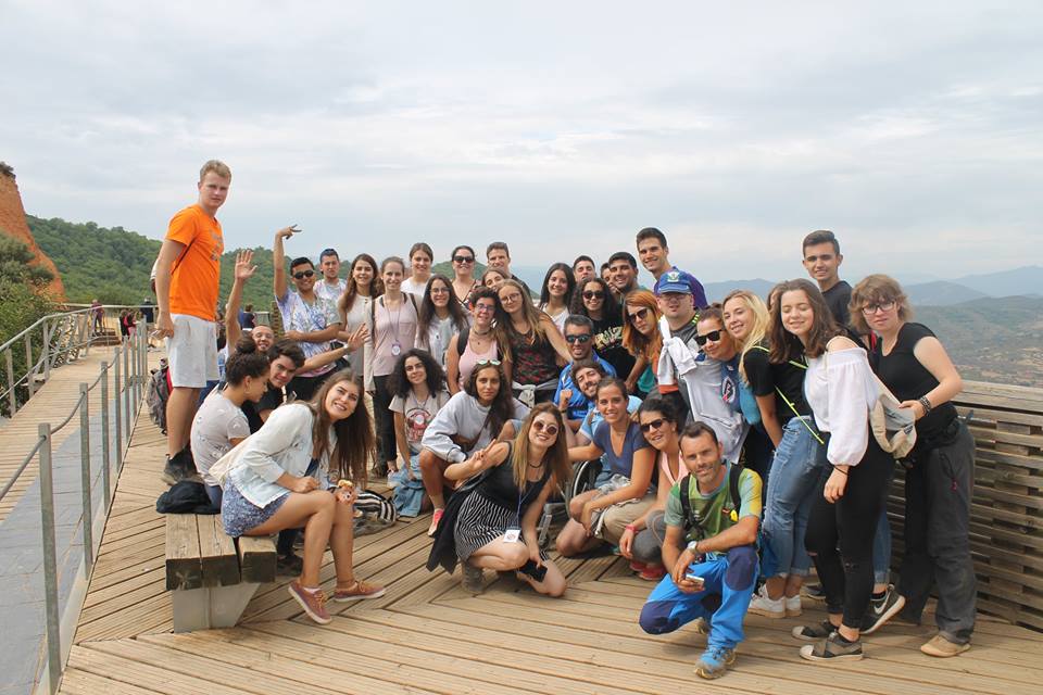 Amplio grupo de jóvenes