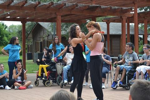 Jóvenes con y sin discapacidad en un encuentro en el Bosque de los Sueños