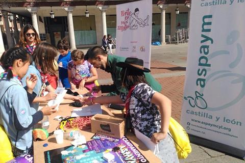 Niños participando en la actividad educativa 'Ponte en mis Zapatos'