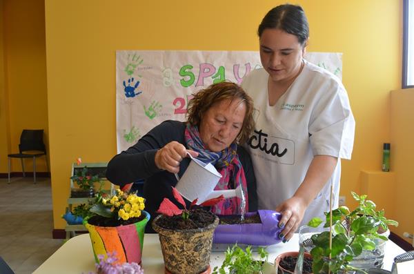 Mujer con discapacidad participando en un taller de ICTIA