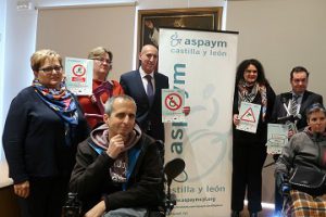 Miembros de ASPAYM y del Ayuntamiento posan en la presentación de la campaña "Por aquí no puedo, por aquí no paso" en León