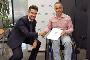 Angel de Propios posa con un representante de CaixaBank