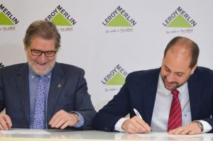 Representantes de ASPAYM CyL y Leroy Merlín en la firma del convenio